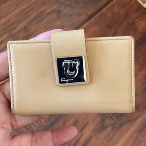 Salvatore Ferragamo Leather 6ring keycase KEYHOLDER EUC